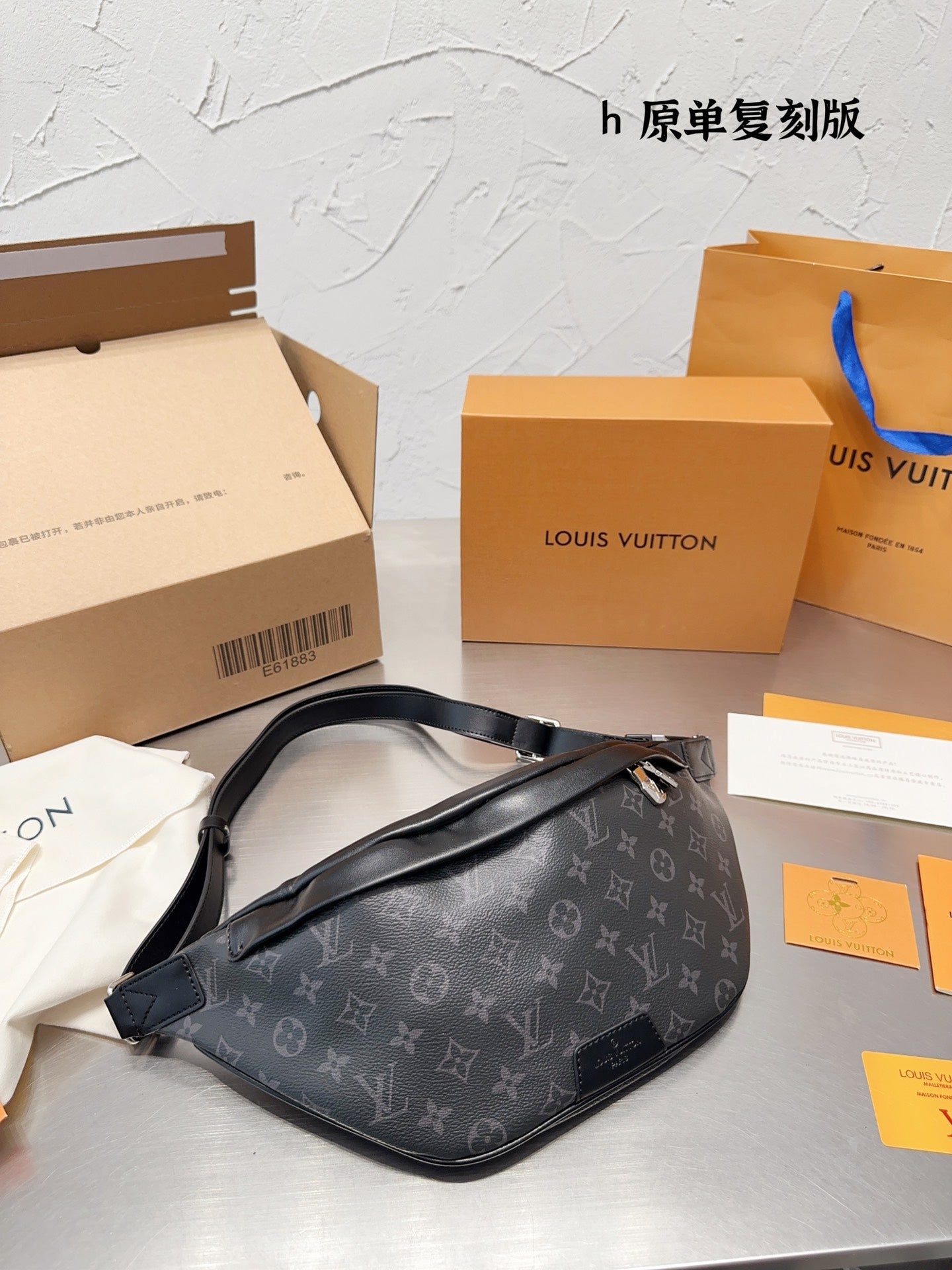 LV DISCOVERY BAG